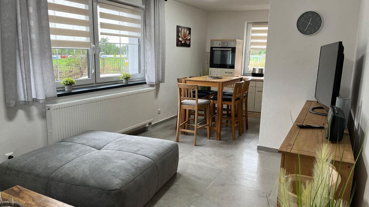 WOHNZIMMER/KÜCHE WOHNZIMMER/KÜCHE